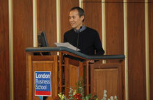 伦敦特写：风口浪尖上的王石 