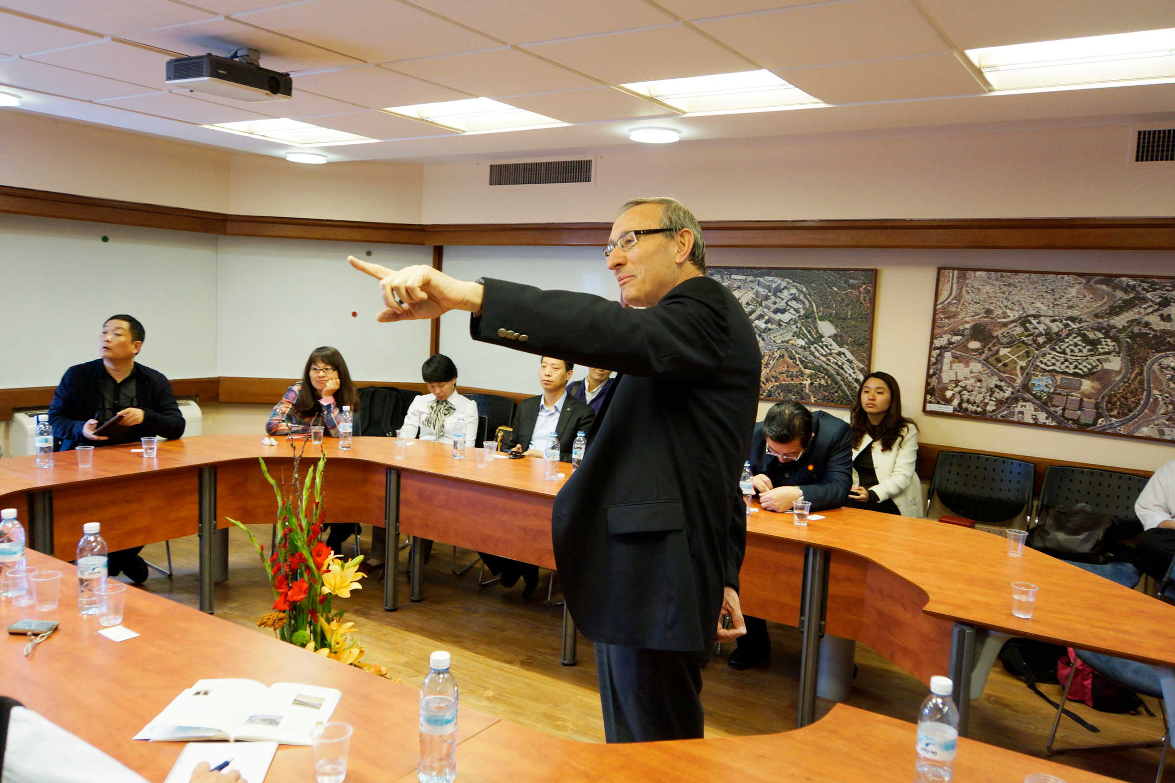 希伯来大学校长谈教育：重提问重兴趣，不反对考试 